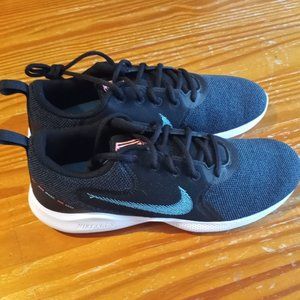 New Never Worn Womans Nikes Size 10